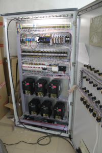 Шкаф (щит) управления холодильной машиной (чиллером) (ШУ ХМ) на базе контроллера innovance h3u и частотных преобразователей ONI