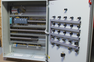 Шкаф управления конвейерной лентой на базе контроллера (ПЛК) siemens s7-1200